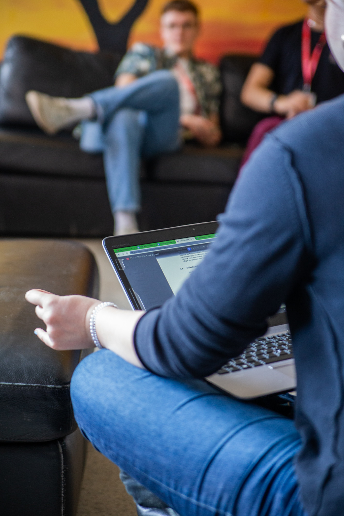 Pressmeddelande: Unga ropar efter hjälp – FSS och FSL uppmanar välfärdsområdena att prioritera elevhälsan